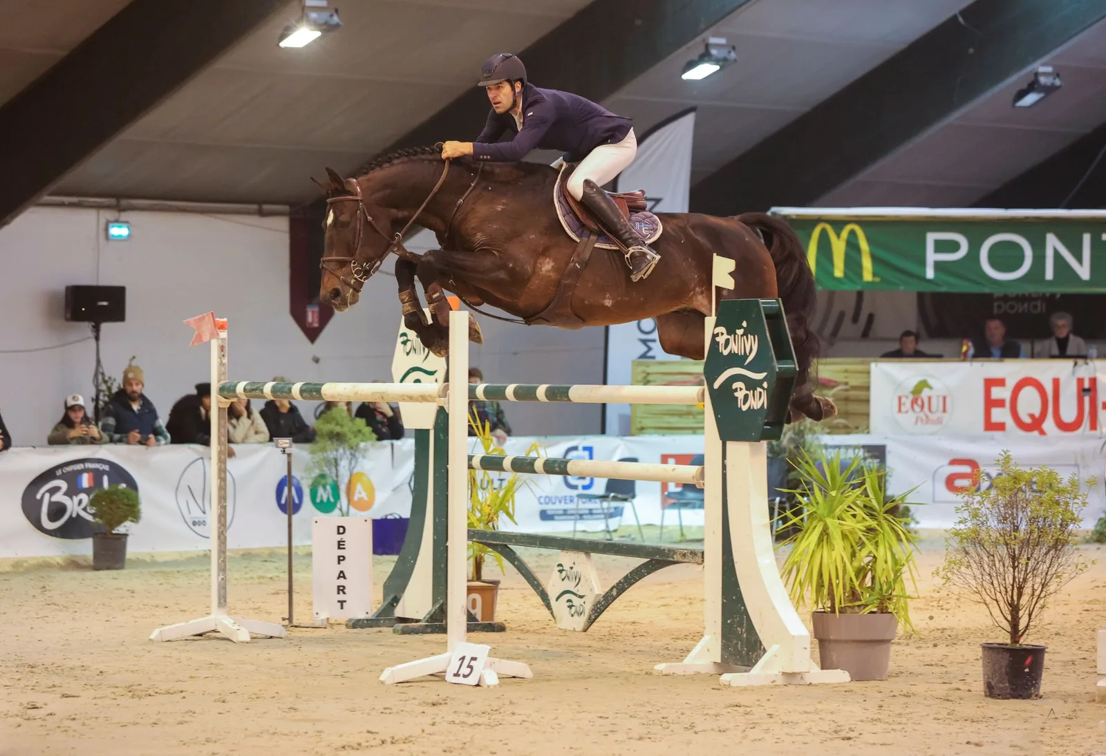 Charles Hubert Chiche et Andain du Thalie en plein saut lors du Grand Prix 2025 d'EQUI-PONDI